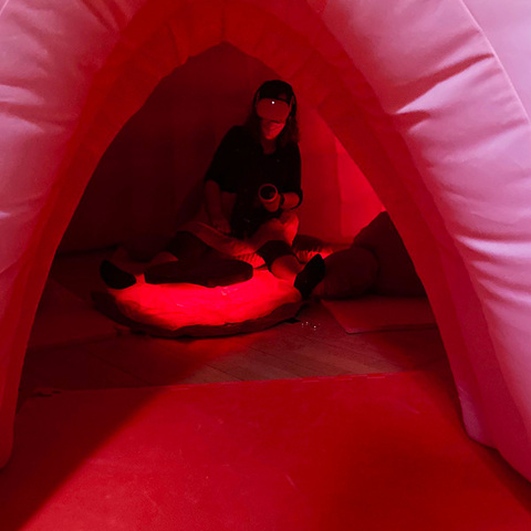 Sitting womb dome tent